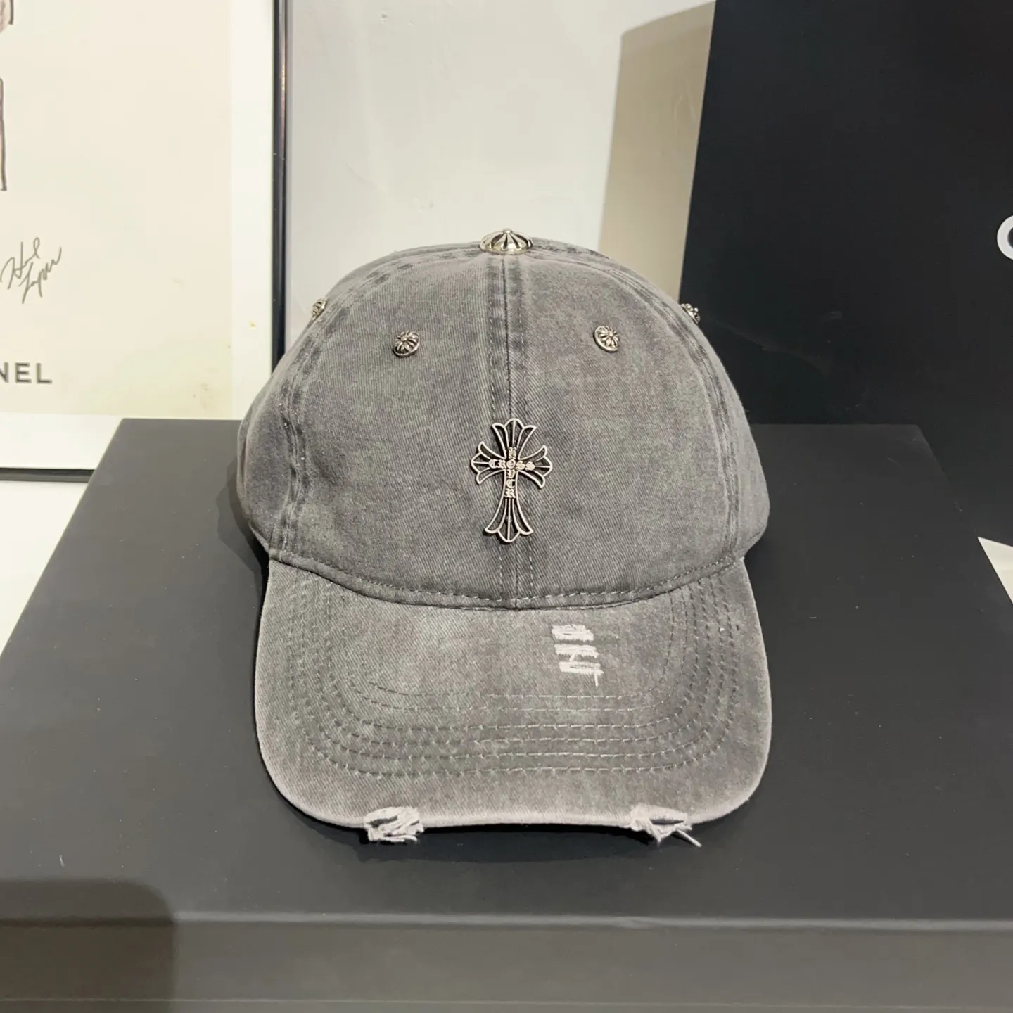 2⃣️5⃣️New ꫛꫀꪝ ❥—— ✨Hot-selling Crow Heart baseball cap ⚜️Versatile and fashionable 🤩Dark gray
